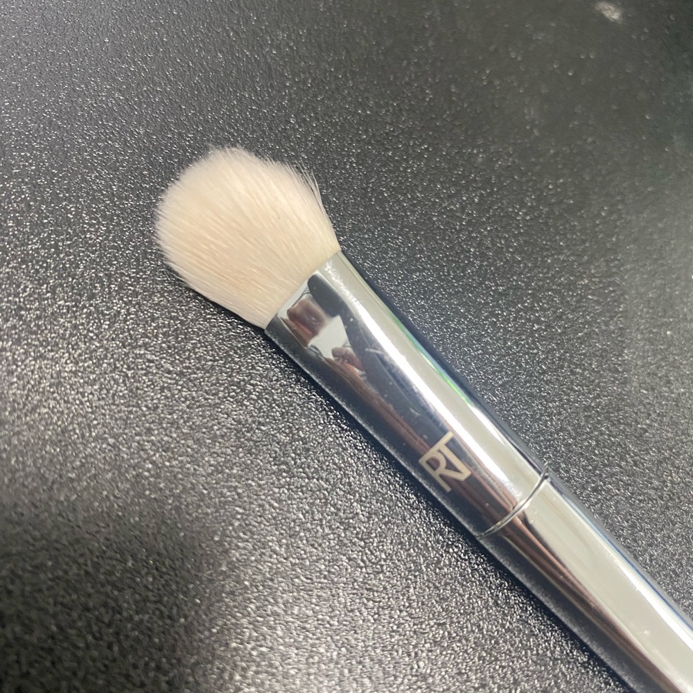 Real Techniques Bold Metals Collection oval shadow brush